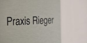 Schild Praxis Rieger